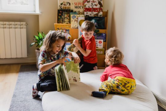 regał na książki montessori