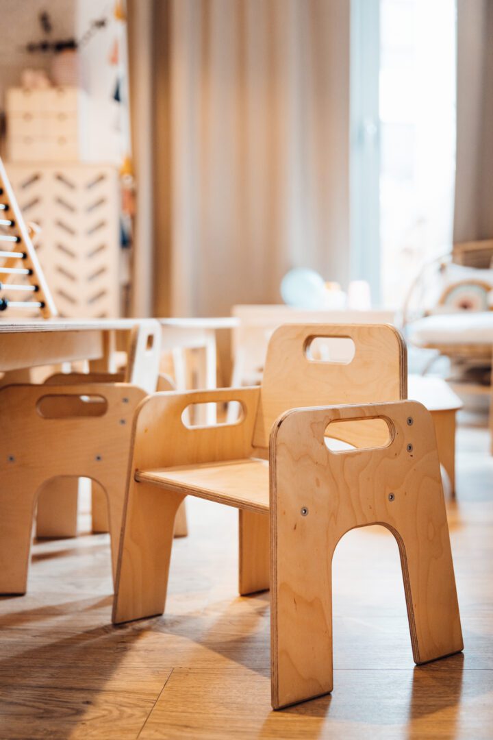 Krzesło dla dzieci z naturalnych materiałów, inspirowane metodami Montessori i Reggio Emilia