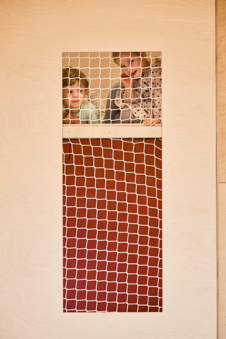 Chłopiec i dziewczynka wewnątrz drewnianego małpiego gaju z kolorem czerwonym w sali zabaw premium