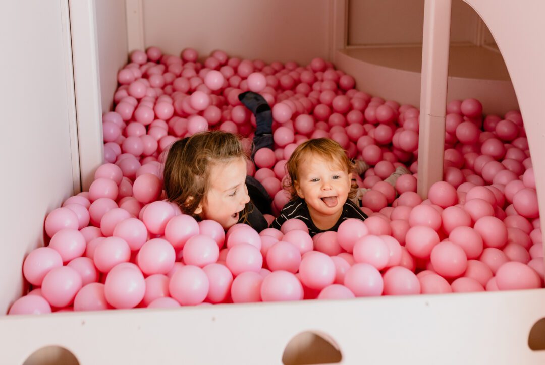 nowoczesny plac zabaw maluch starszak zabawa