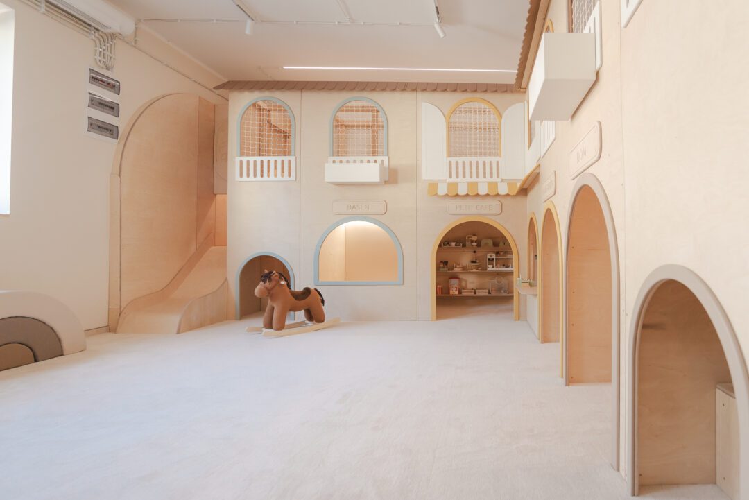 drewniana bawialnia Petit Family styl Montessori 