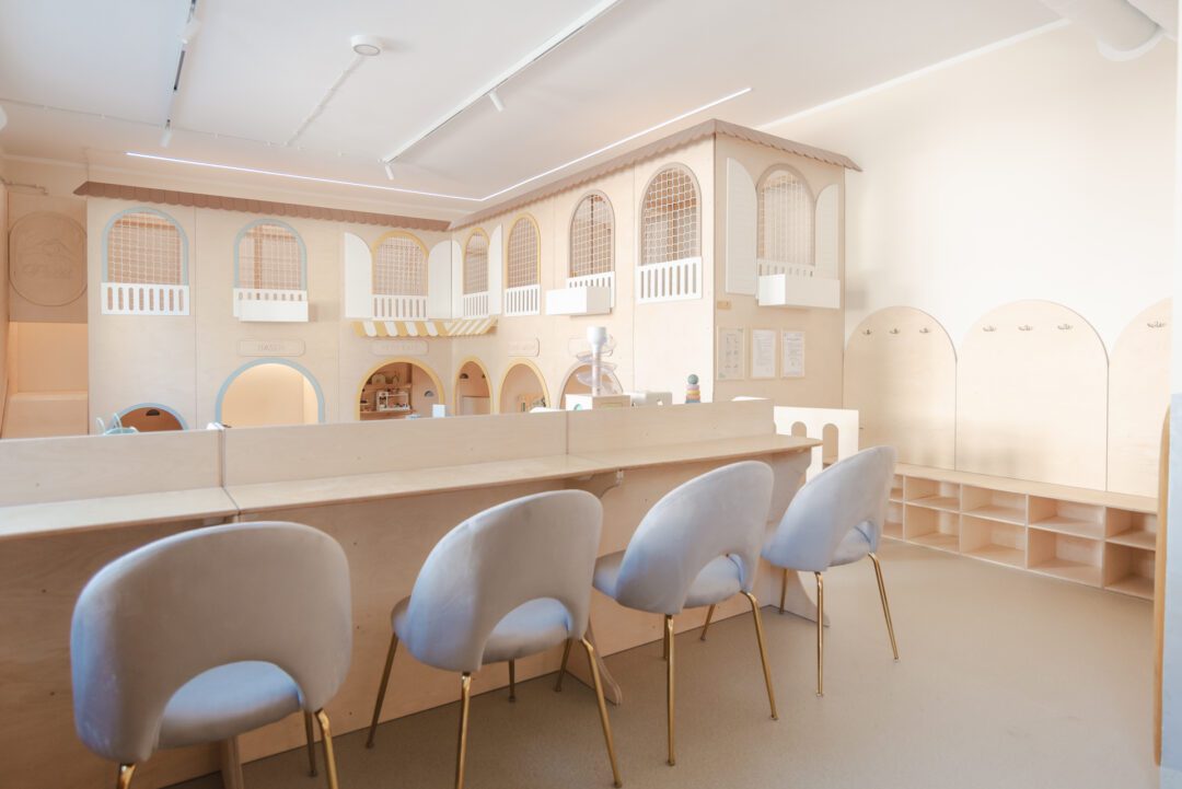 nowoczesny plac zabaw dla rodzin Montessori