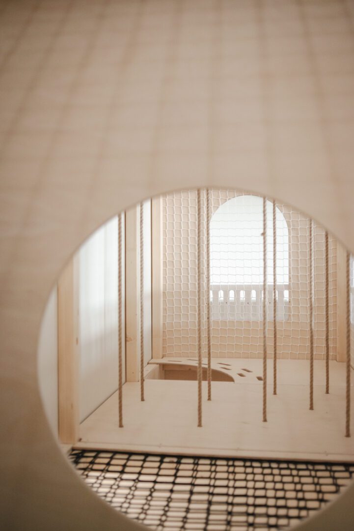 drewniana bawialnia liny sznurki przejścia