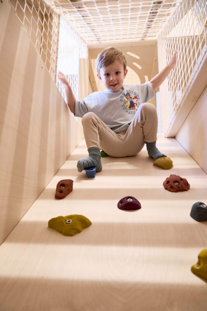 drewniane małpie gaje chłopiec zabawa ścianka wspinaczkowa