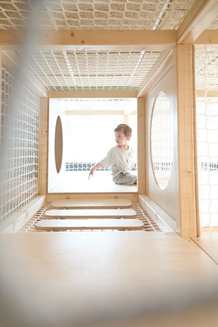 chłopiec w drewnianym małpim gaju