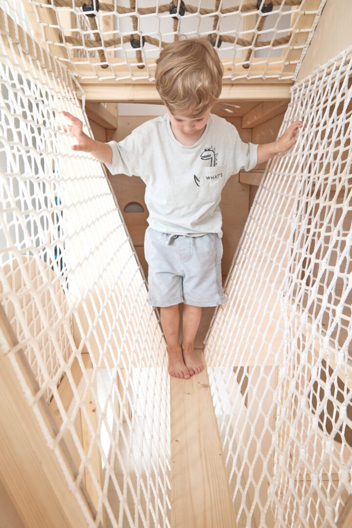 chłopiec wewnątrz małpiego gaju