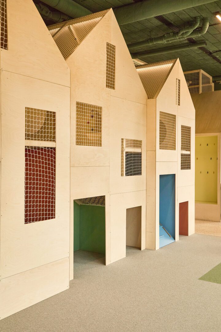 drewniany małpi gaj bawialnia