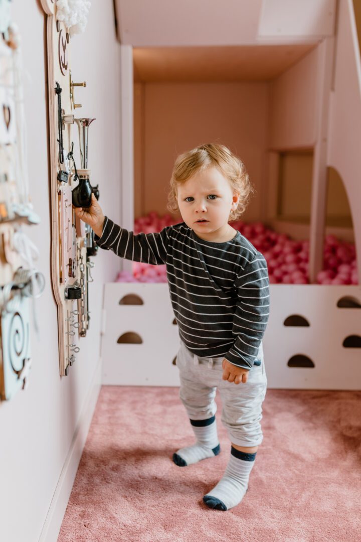 chłopiec naturalna bawialnia