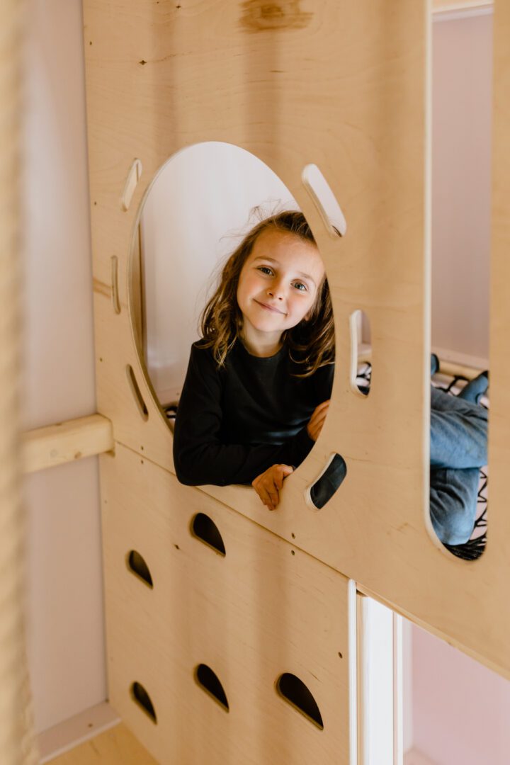 dziewczynka wewnętrzny plac zabaw