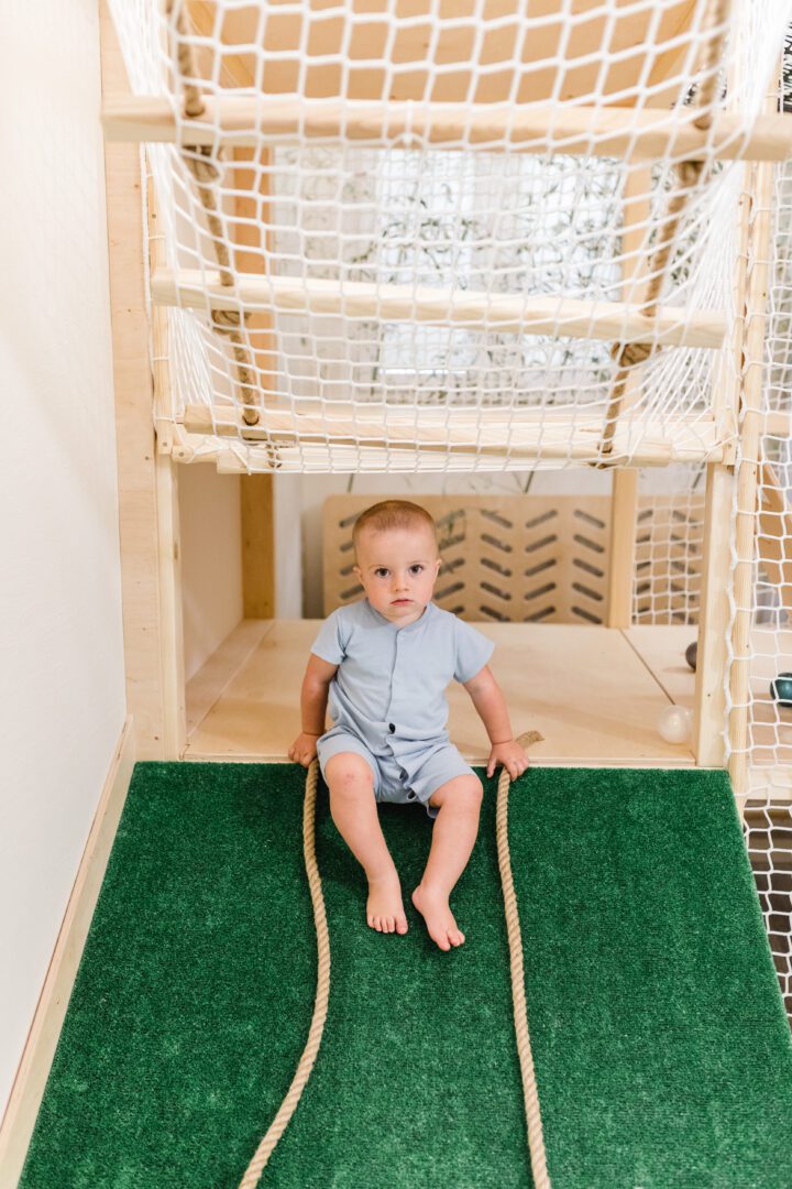 mały chłopiec zabawa małpi gaj