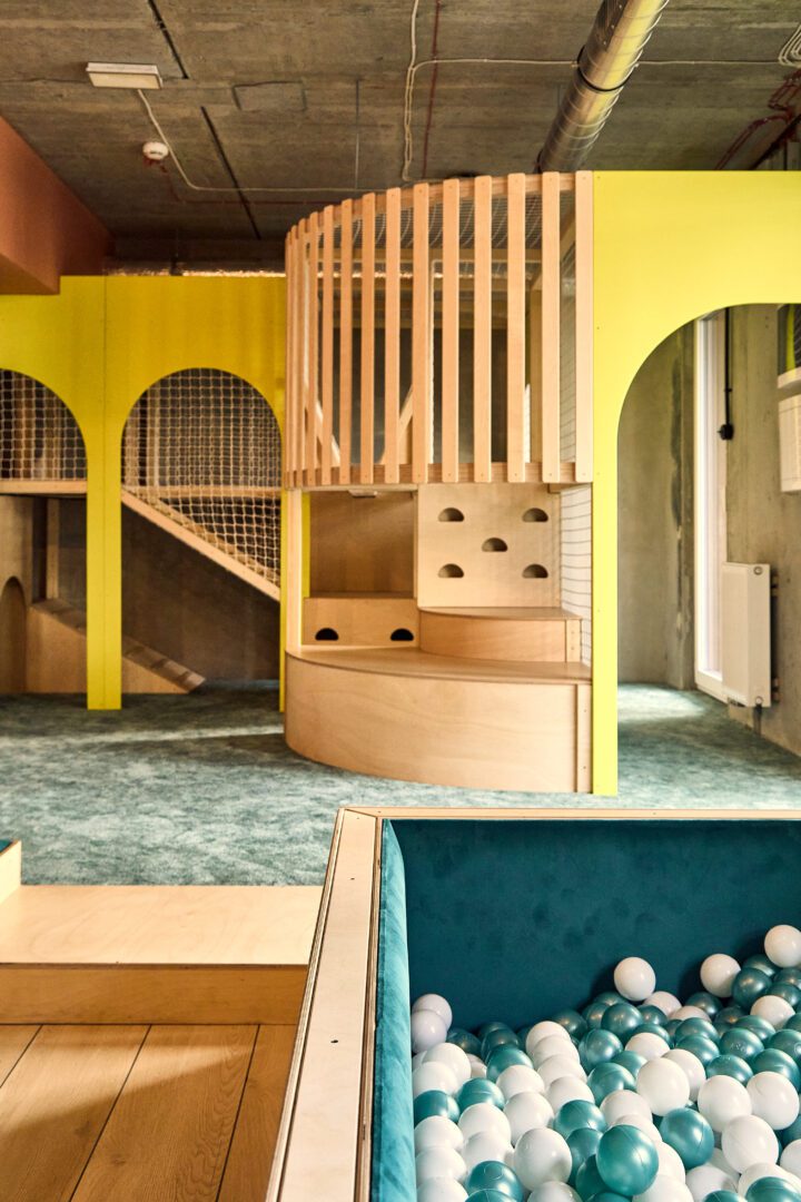konstrukcja do zabawy dla dzieci, małpi gaj z drewna w bawialni