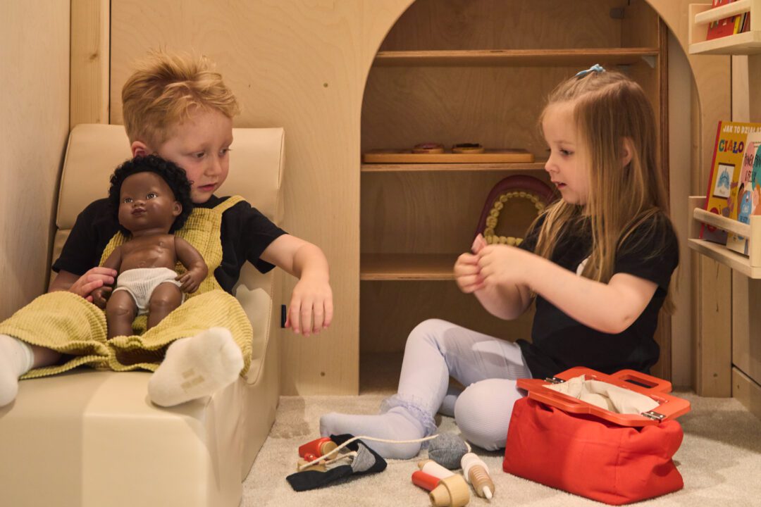 dzieci bawiące się w naturalnej bawialni