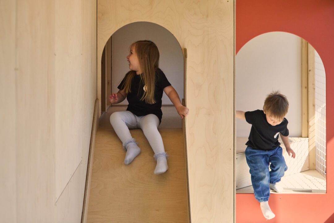 dzieci bawiące się w małpim gaju