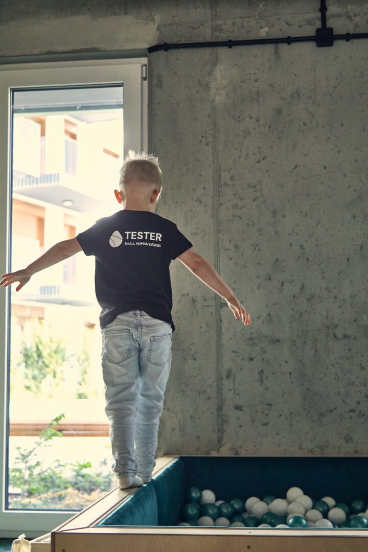 dziecko bawi się w basenie z kulkami, który stworzył producent sali zabaw