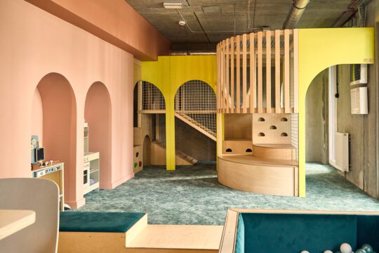 Drewniany małpi gaj w bawialni