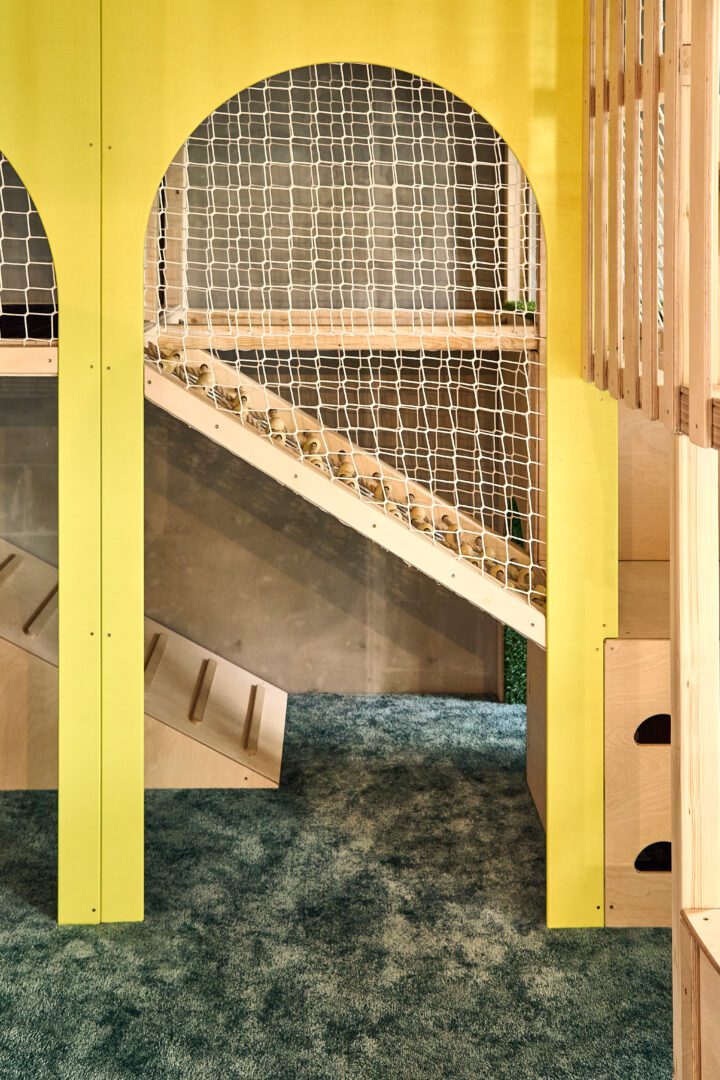 wielopoziomowa konstrukcja do zabawy dla dzieci, małpi gaj z drewna