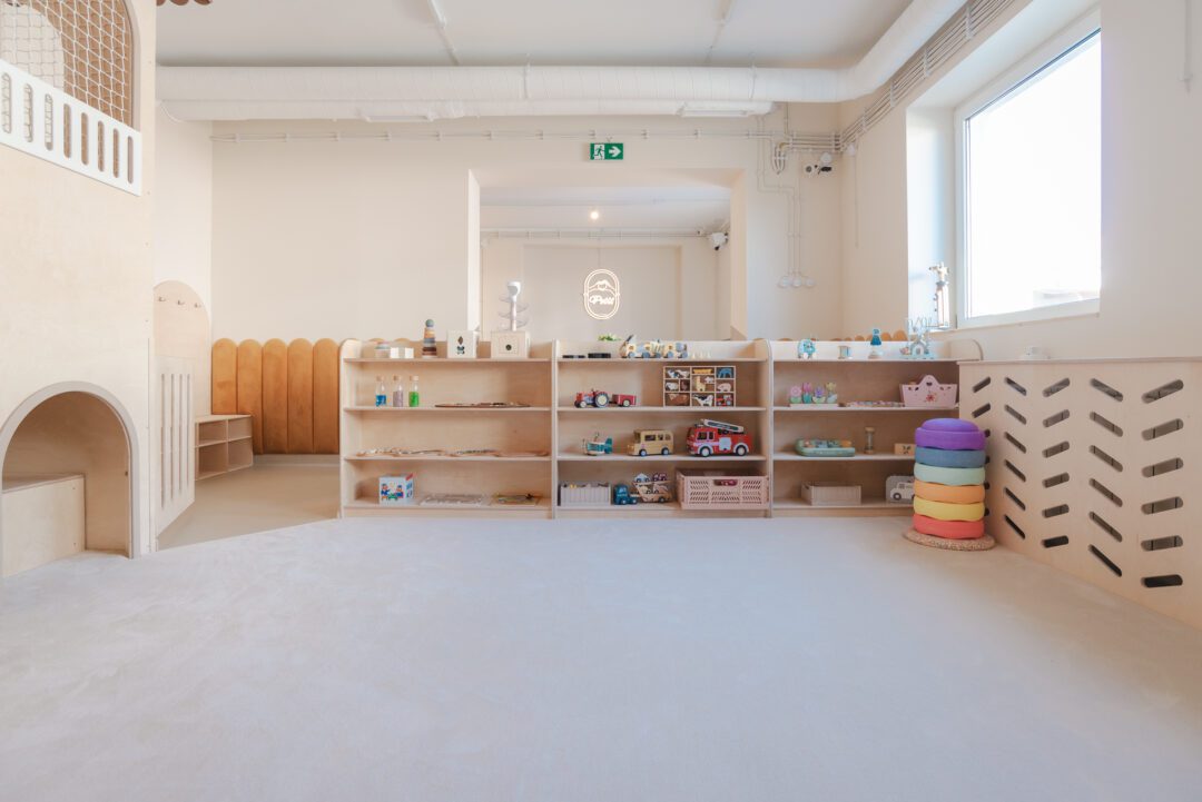 wyposażenie naturalnej bawialni, producent sal zabaw z drewna