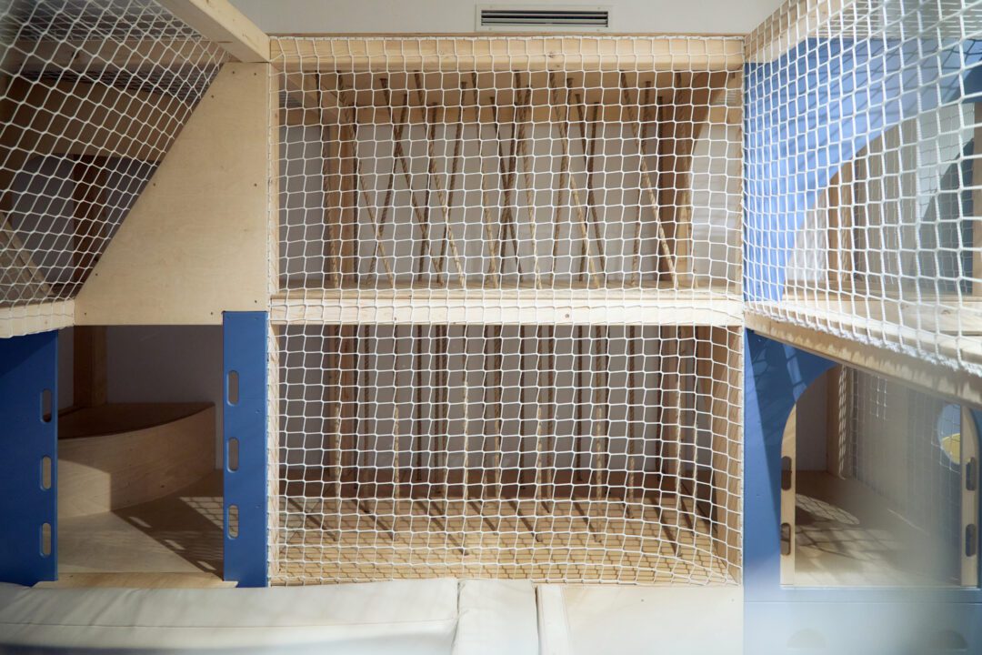 dwupoziomowy labirynt do zabawy dla dzieci