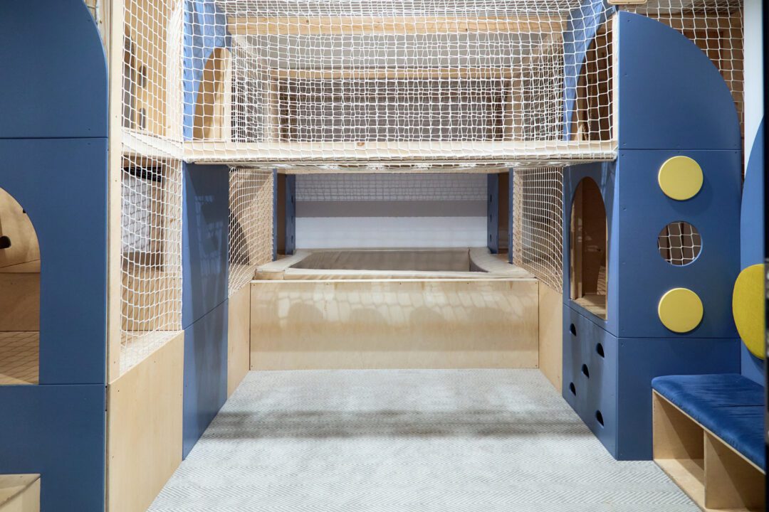 drewniany małpi gaj z niebieską tapicerką