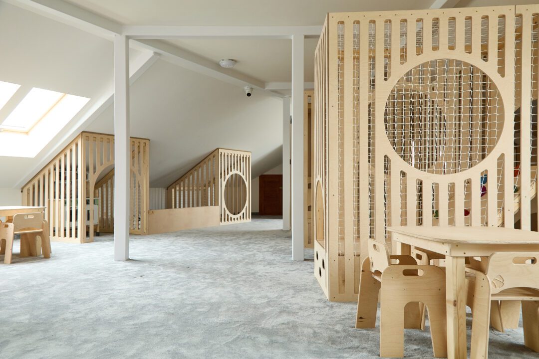 naturalna bawialnia w hotelu, kącik dla dzieci z małpim gajem w pensjonacie przyjaznym dzieciom i rodzinom