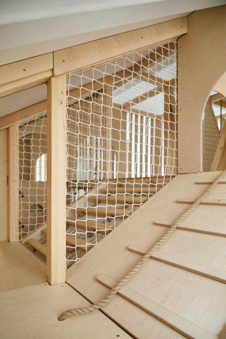 drewniany małpi gaj, konstrukcja do zabawy, wewnętrzny plac zabaw dla dzieci