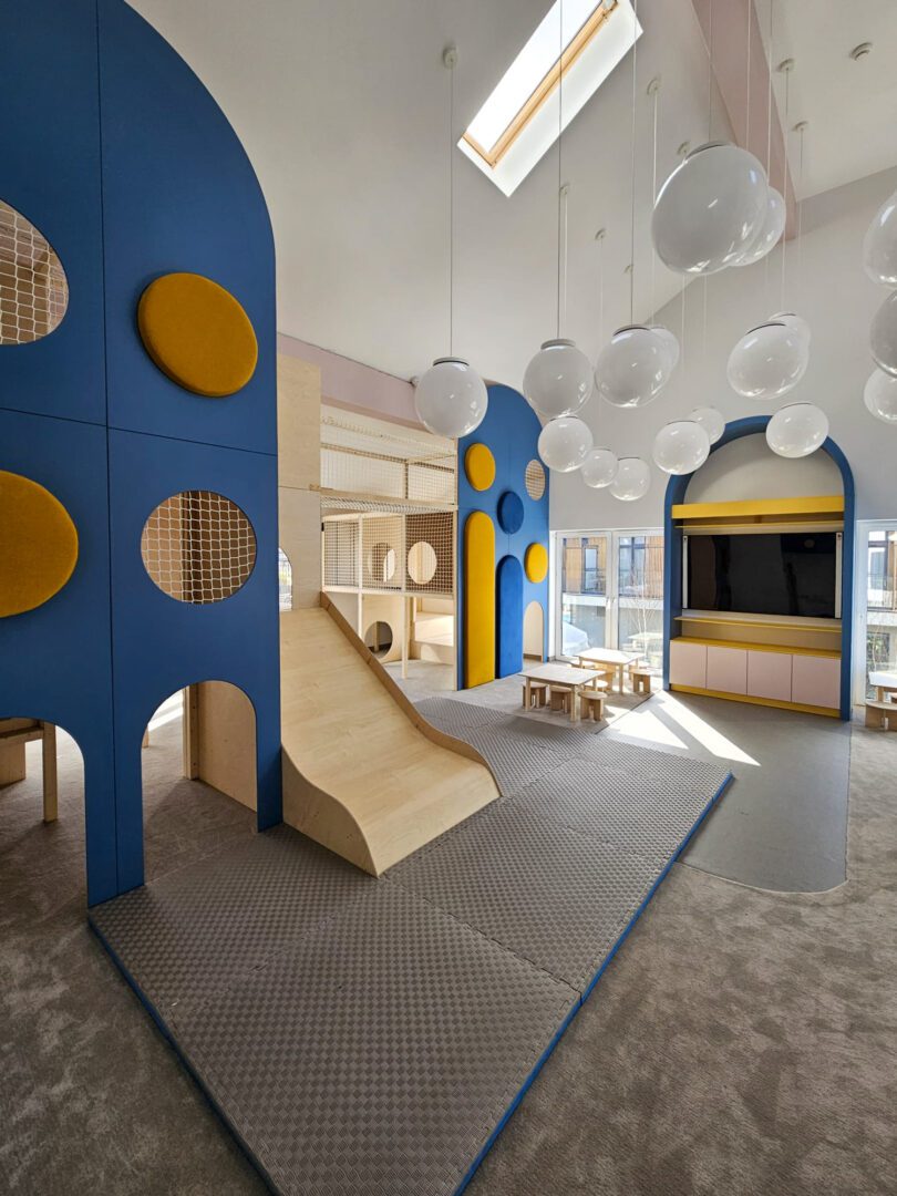 piękna naturalna bawialnia z małpim gajem z drewna