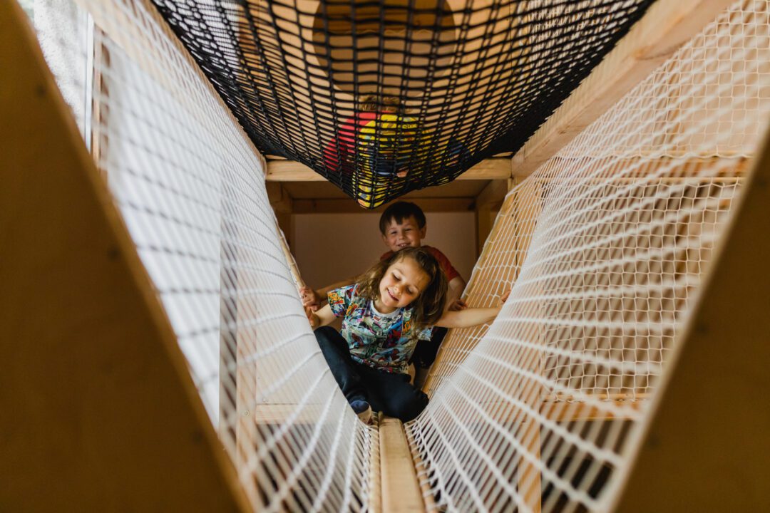 dzieci na drewnianym małpim gaju