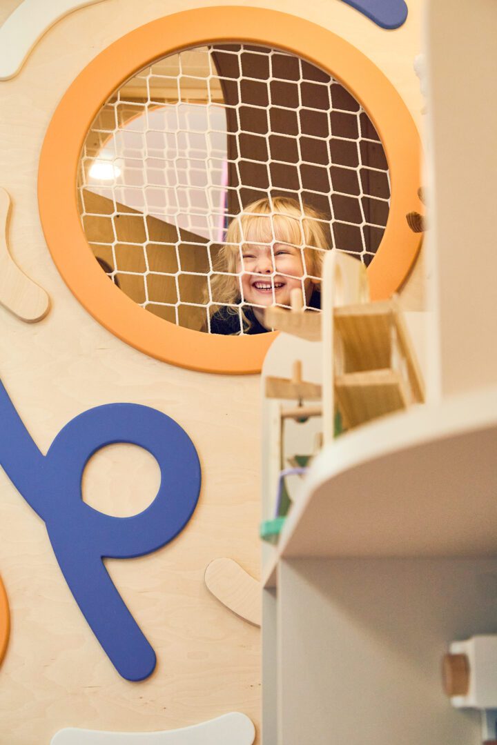 dzieci bawią się w drewnianym małpim gaju