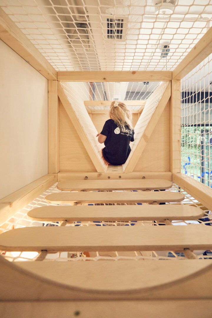 drewniany labirynt, mostek podwieszany do balansowania