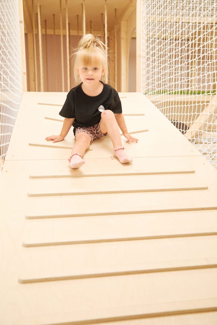 drewniany podest do wspinaczki