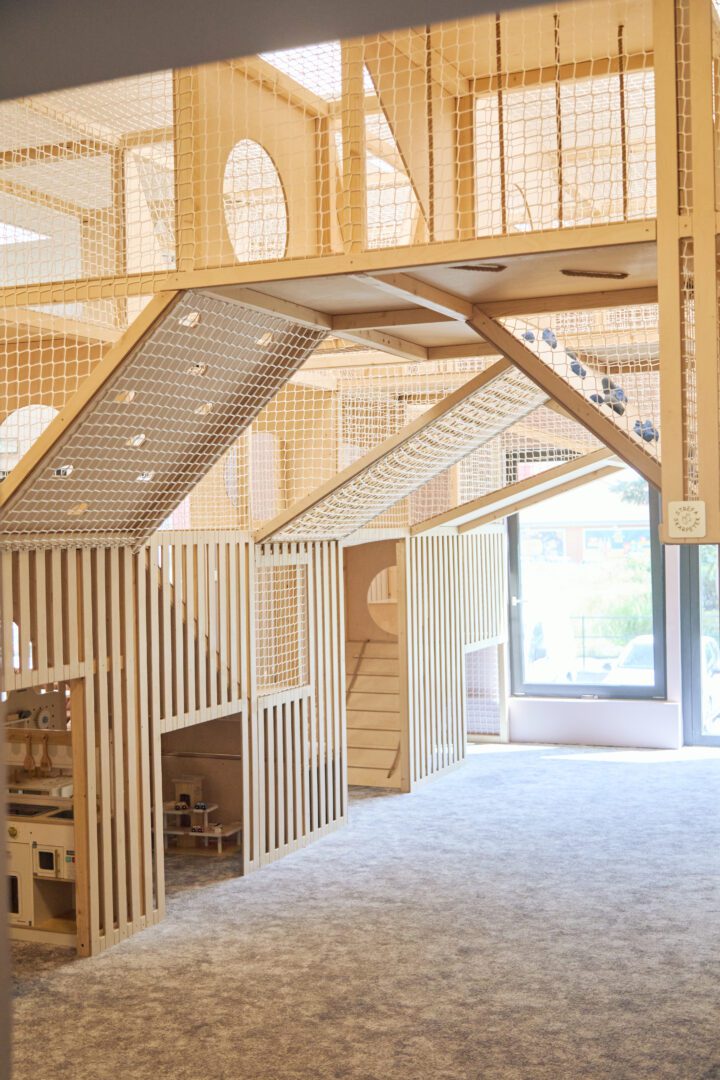 widok na trzypoziomowy małpi gaj