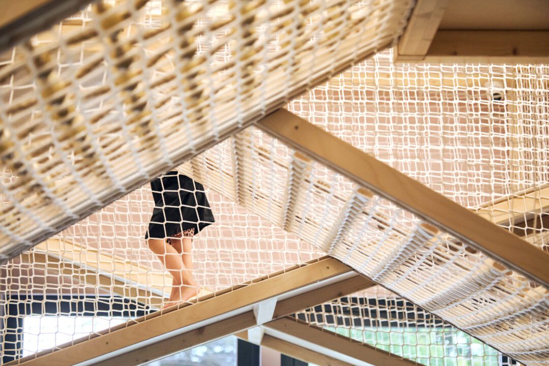 mostek i schodki w drewnianym labiryncie