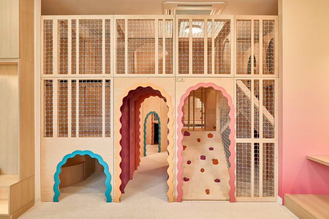 małpi gaj z drewna, sala zabaw w hotelu