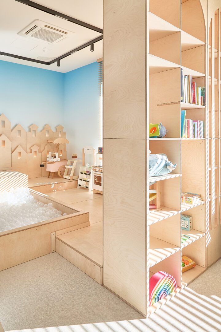 zabudowa w sali zabaw dla dzieci w hotelu