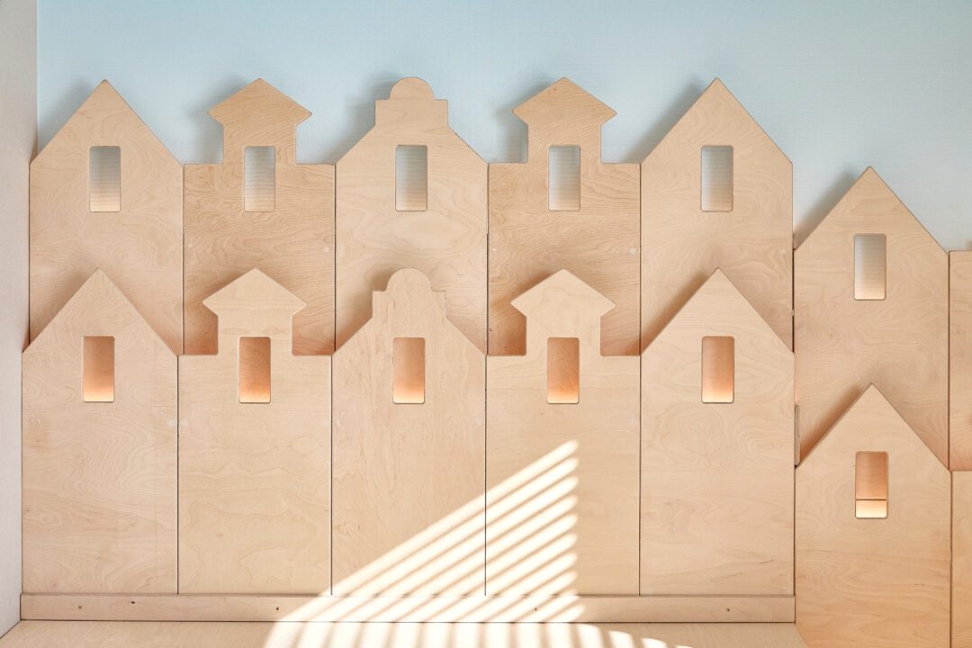 drewniany plac zabaw do hotelu