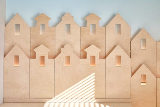 drewniany plac zabaw do hotelu