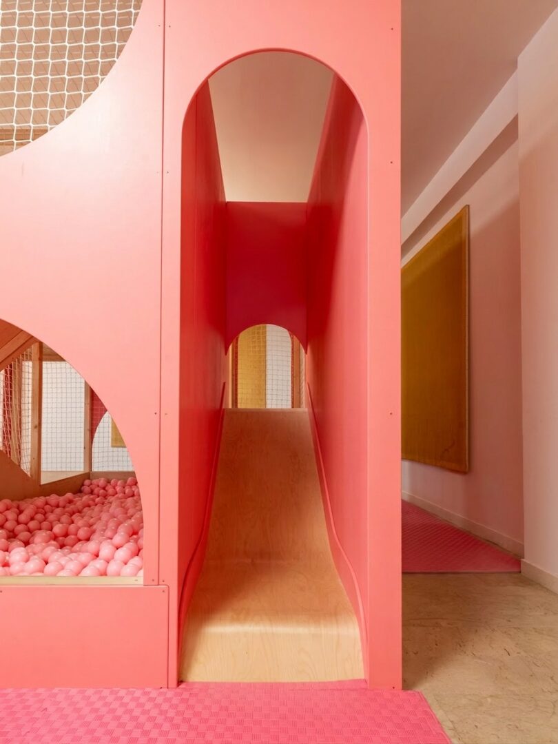 drewniany małpi gaj ze zjeżdżalnią dla dzieci