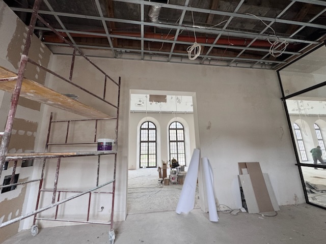 projekt placu zabaw w oranżerii z dużymi oknami